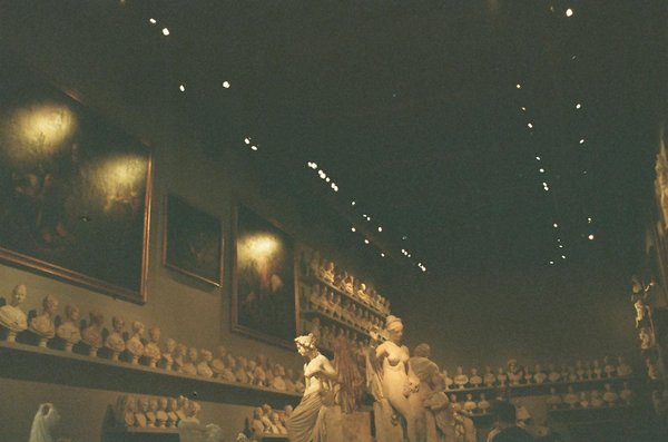 Comment organiser une compétition de nouvelles littéraires avec un thème imposé chaque mois ?