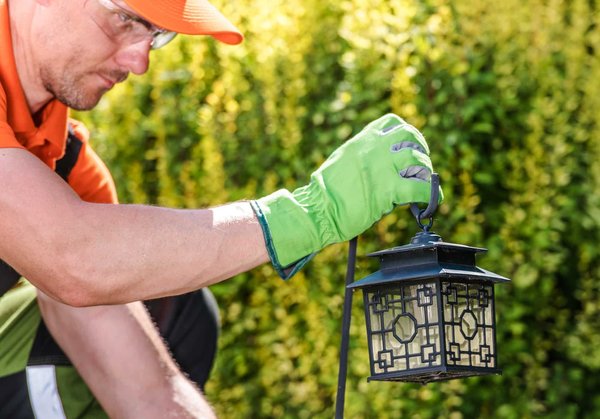Comment réussir l'installation électrique extérieure pour éclairer votre jardin ?